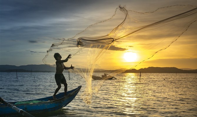 Garantire la sicurezza dei pescatori e la gestione sostenibile delle risorse acquatiche mondiali