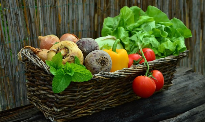 Francia e Spagna verso il divieto di plastica per la vendita al dettaglio di frutta e verdura non deperibile